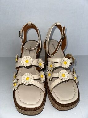 Lucky Brand Cream Daisy Platform Sandals with Yellow Centers